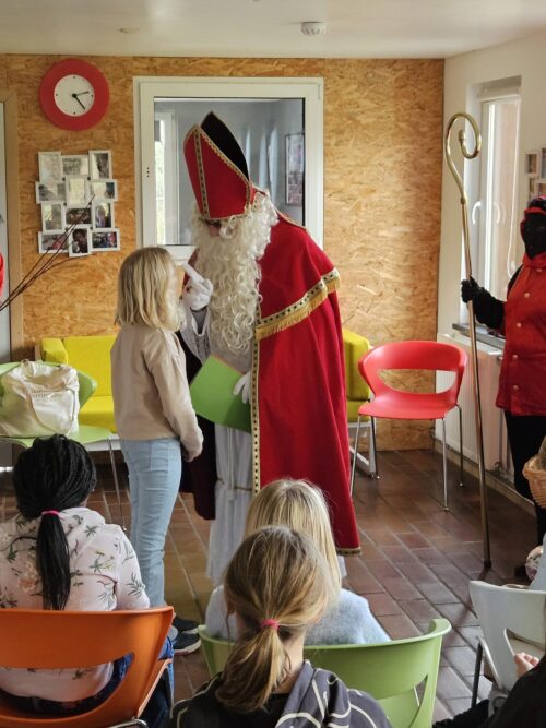 saint nicolas qui donne des cadeaux