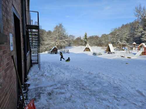les enfants jouent avec la neige