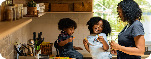 2 enfants et leurs mère dans la cuisine