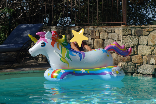 Jeune fille avec une bouée licorne