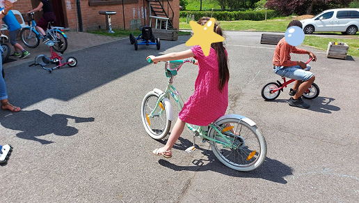 Enfants qui font du vélos