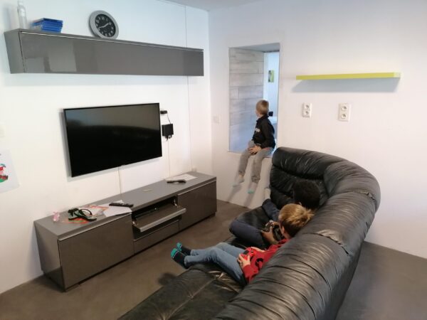 Une salle avec une télé