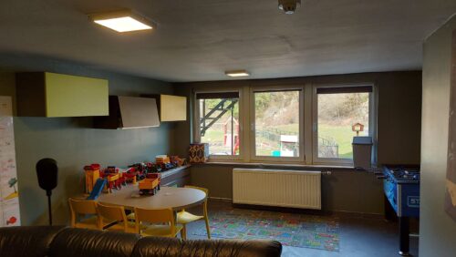 Une salle avec des jeux